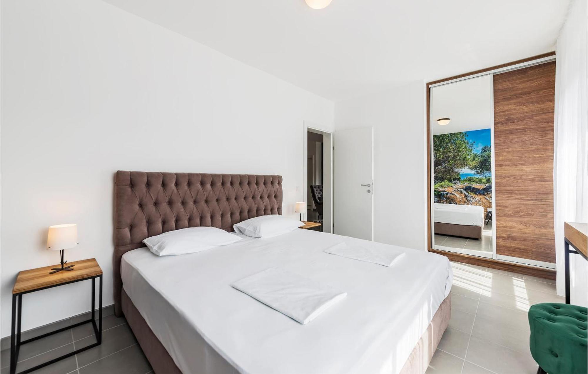 Amazing Apartment In Premantura With Kitchen Buitenkant foto