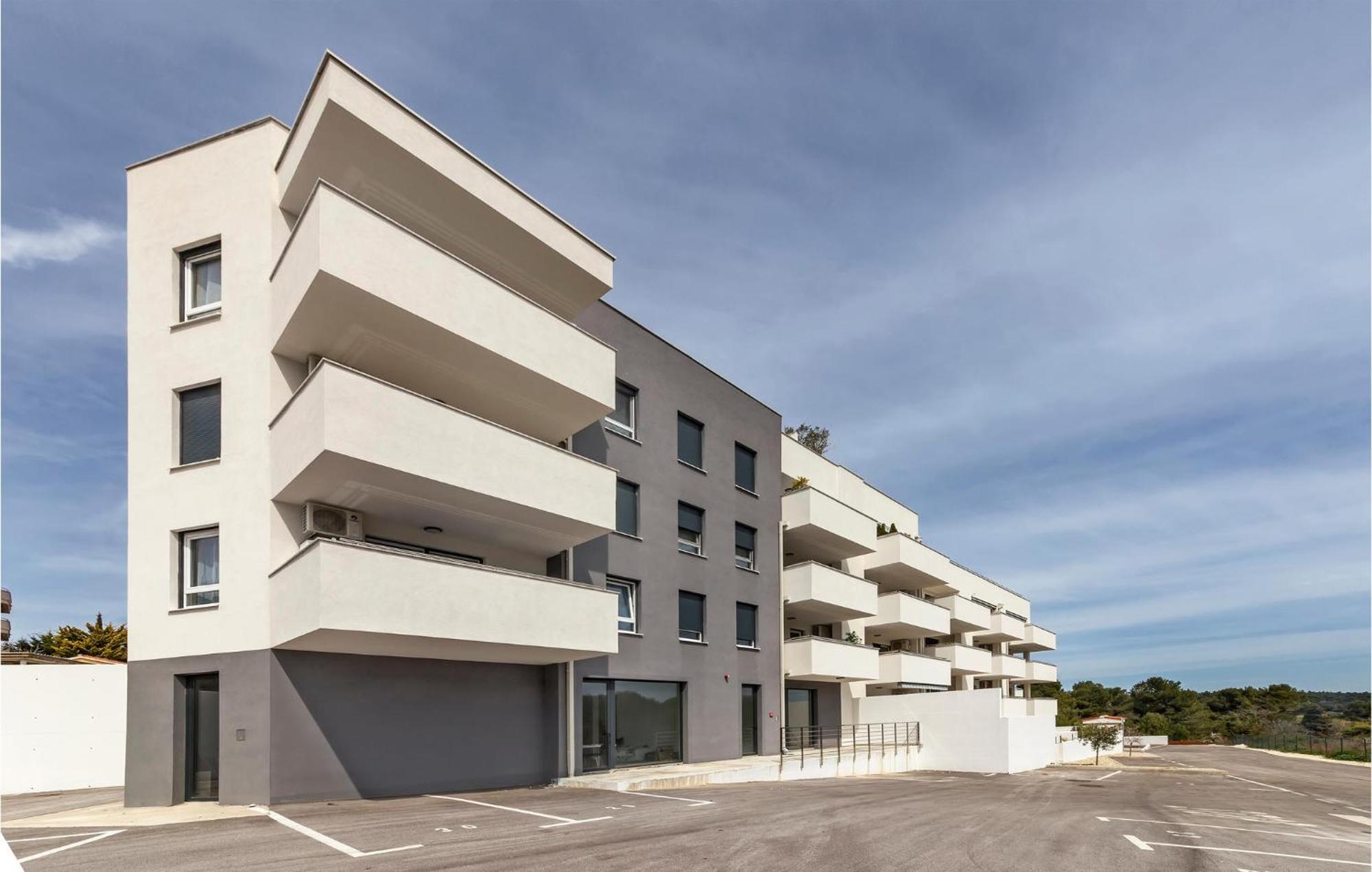 Amazing Apartment In Premantura With Kitchen Buitenkant foto